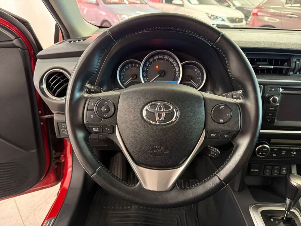 Toyota Auris 2013 Punainen