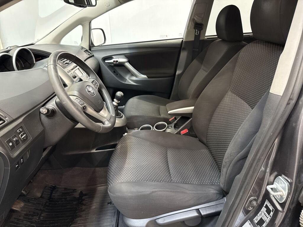 Toyota Verso 2010 Harmaa