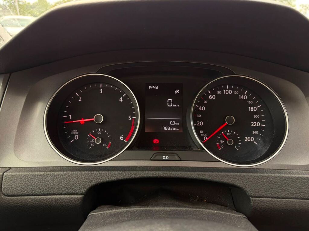Volkswagen Golf 2014 Punainen