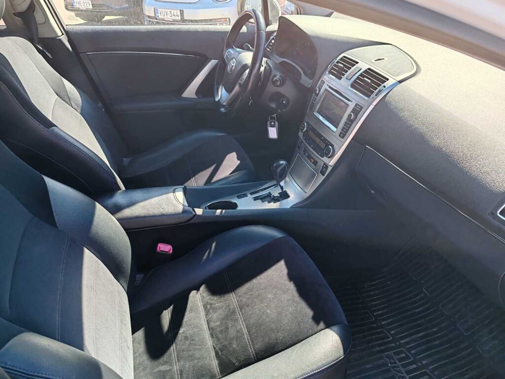 Toyota Avensis 2013 Valkoinen