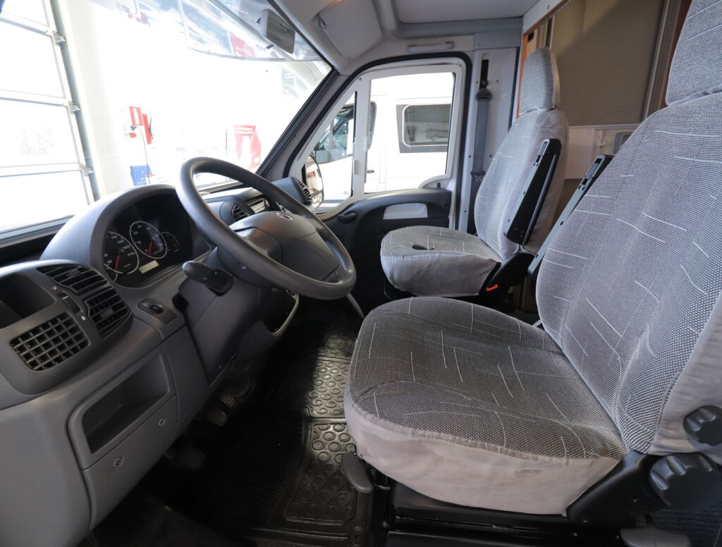 Knaus SUN TRAVELLER 555 2004 Valkoinen