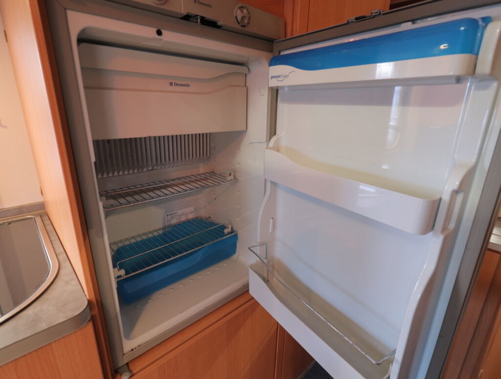 Knaus SUN TRAVELLER 555 2004 Valkoinen