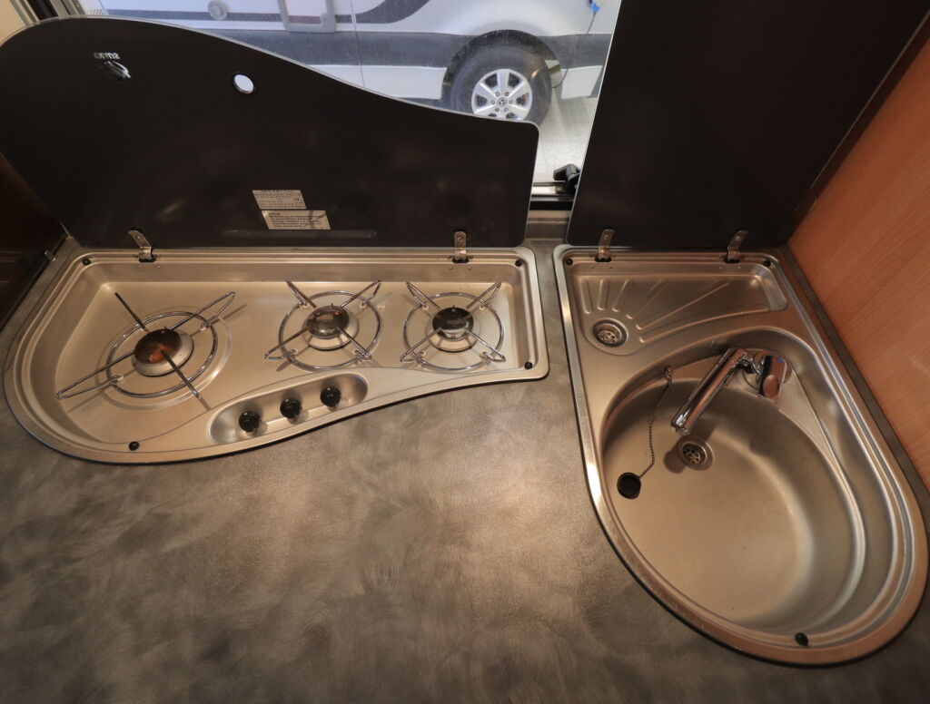 Knaus SUN TRAVELLER 555 2004 Valkoinen