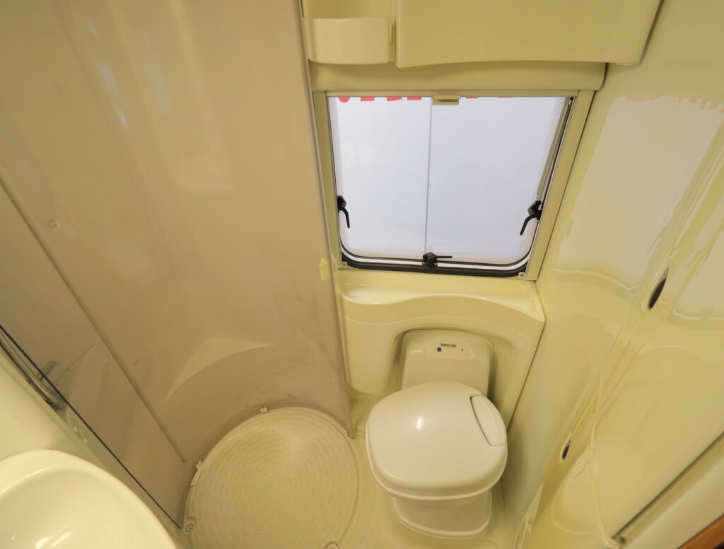 Knaus SUN TRAVELLER 555 2004 Valkoinen