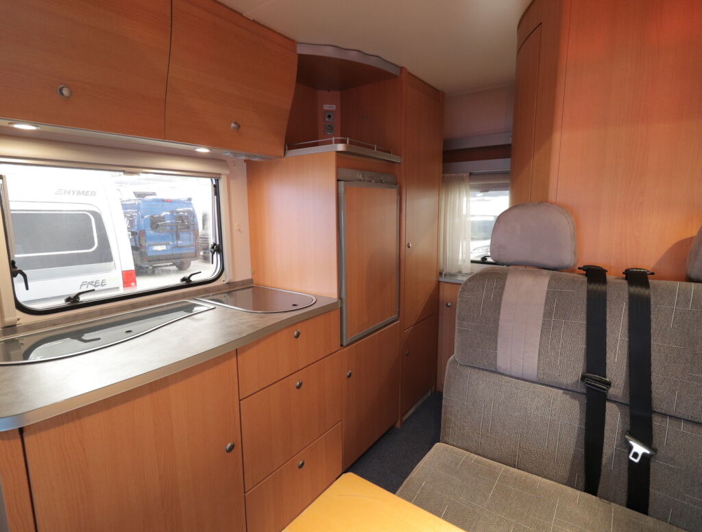 Knaus SUN TRAVELLER 555 2004 Valkoinen