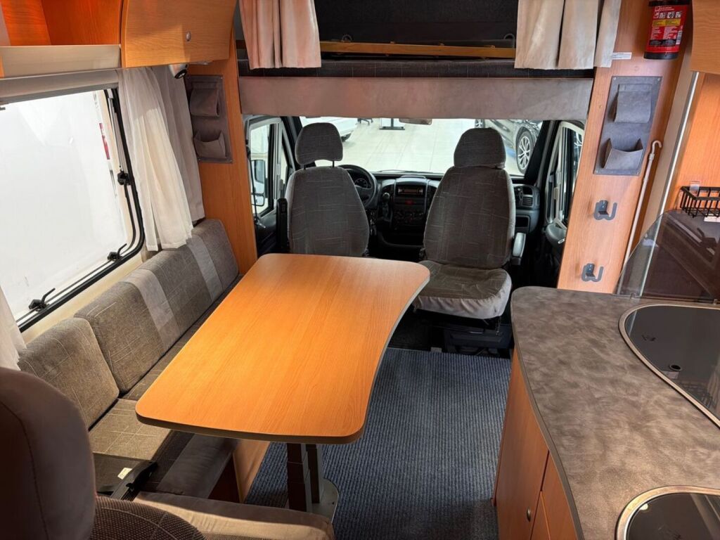 Knaus SUN TRAVELLER 555 2004 Valkoinen