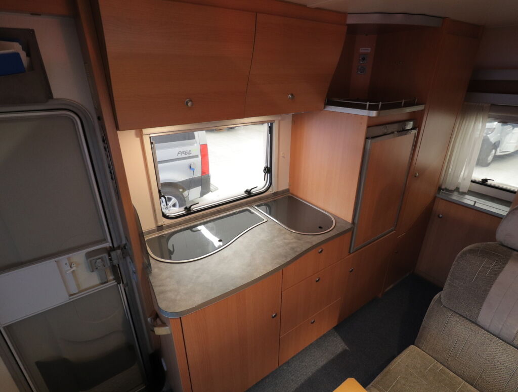 Knaus SUN TRAVELLER 555 2004 Valkoinen