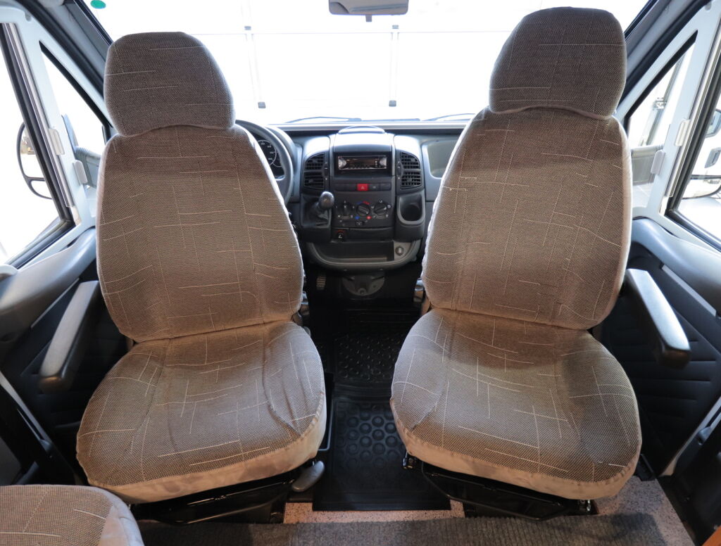 Knaus SUN TRAVELLER 555 2004 Valkoinen