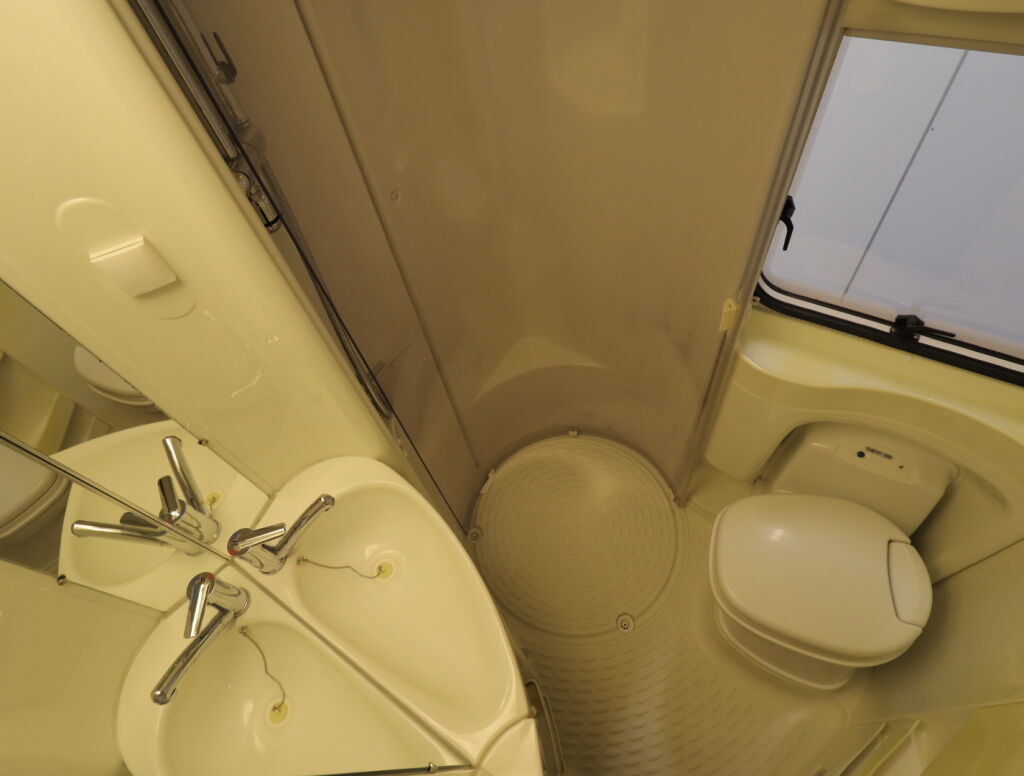 Knaus SUN TRAVELLER 555 2004 Valkoinen