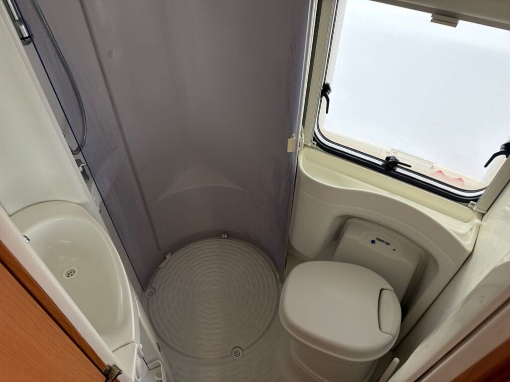 Knaus SUN TRAVELLER 555 2004 Valkoinen