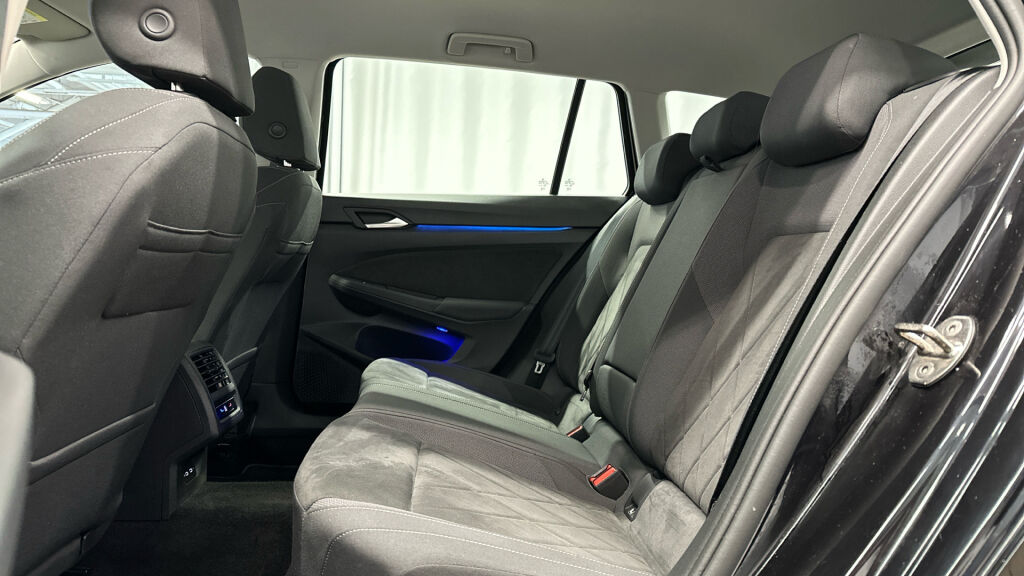 Volkswagen Golf 2024 Musta