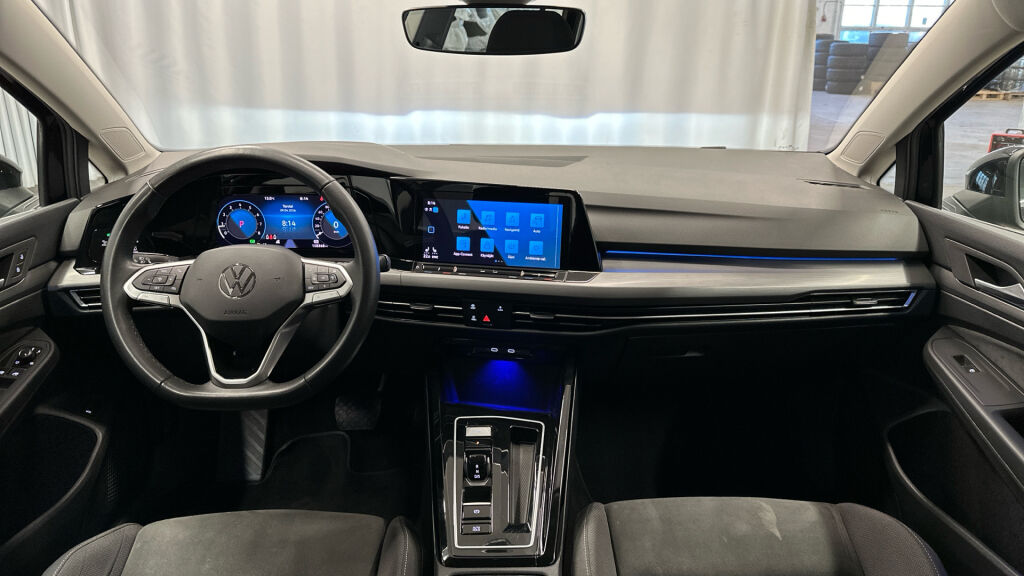 Volkswagen Golf 2024 Musta