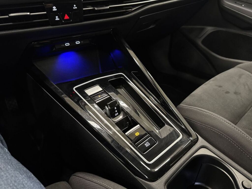 Volkswagen Golf 2024 Musta