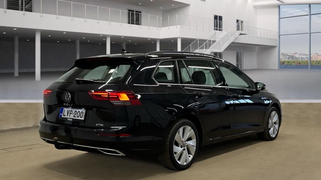 Volkswagen Golf 2024 Musta