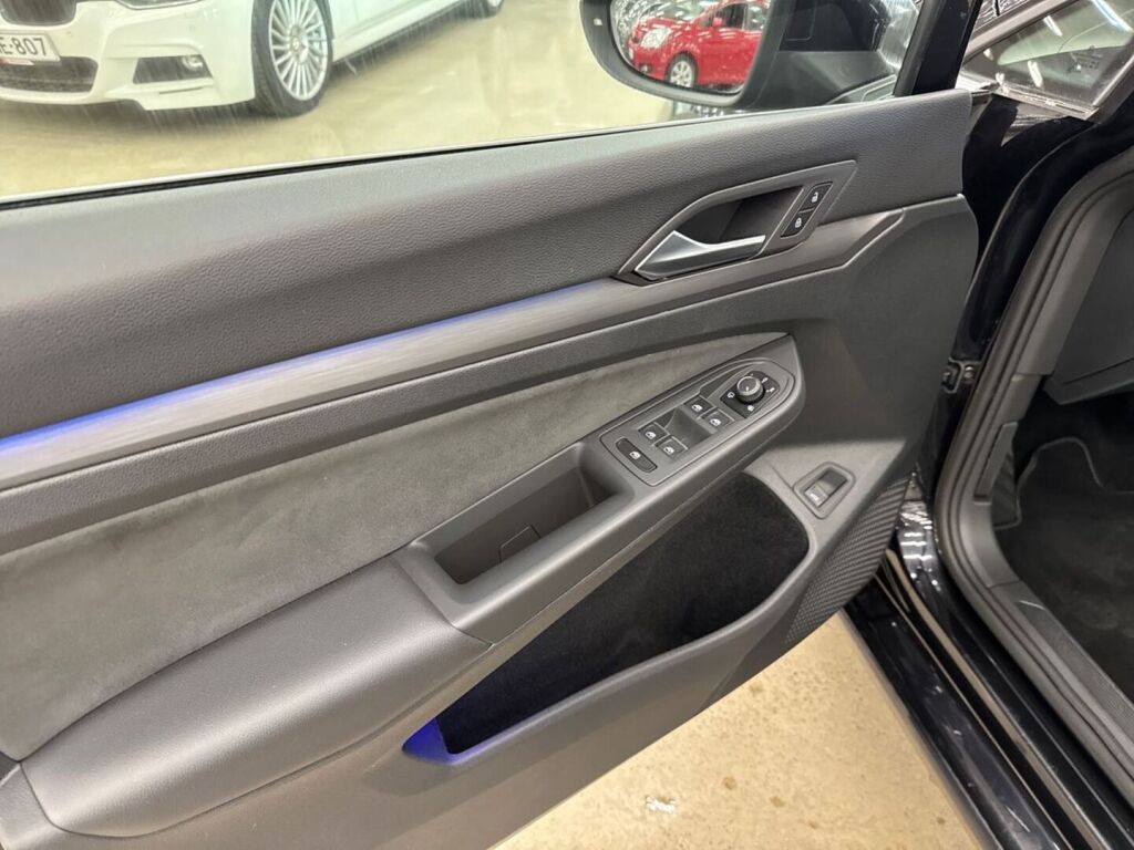 Volkswagen Golf 2024 Musta