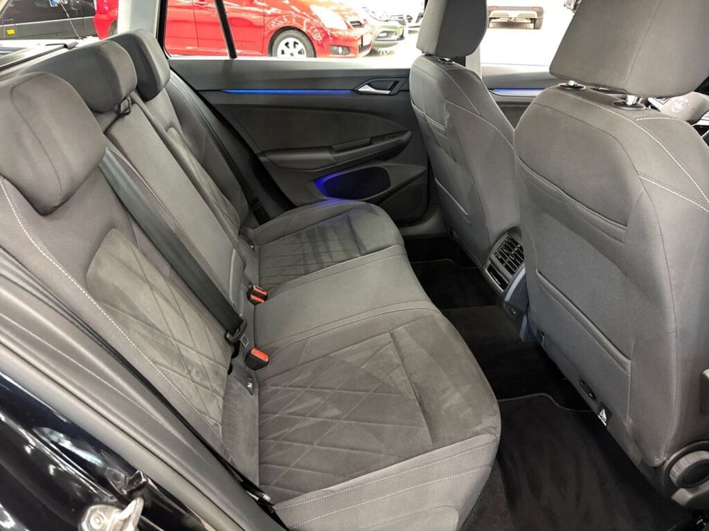 Volkswagen Golf 2024 Musta