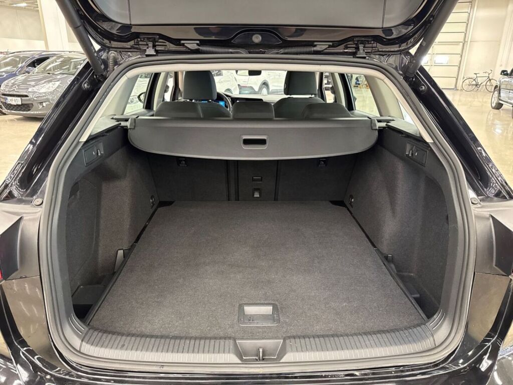 Volkswagen Golf 2024 Musta
