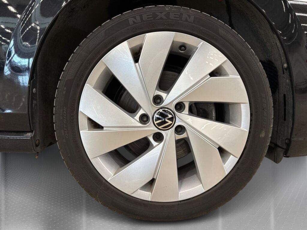 Volkswagen Golf 2024 Musta