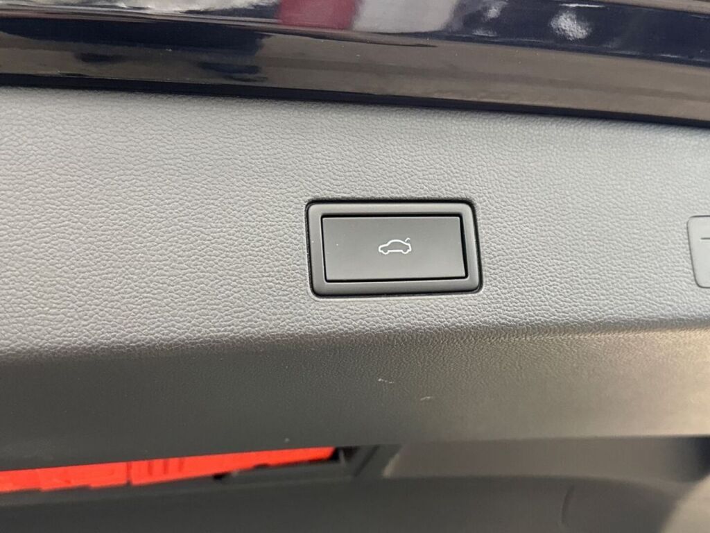 Volkswagen Golf 2024 Musta