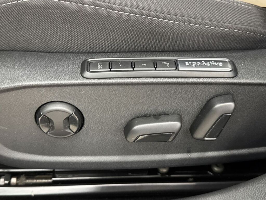 Volkswagen Golf 2024 Musta
