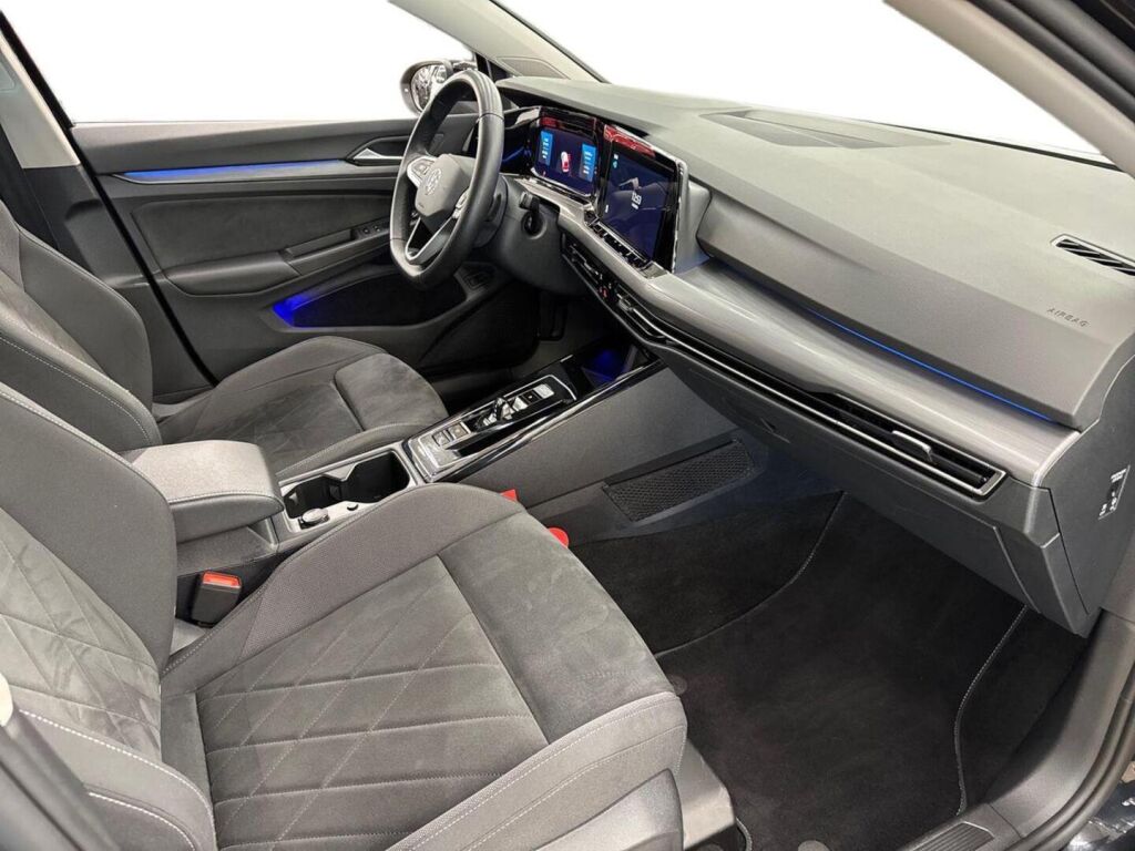 Volkswagen Golf 2024 Musta