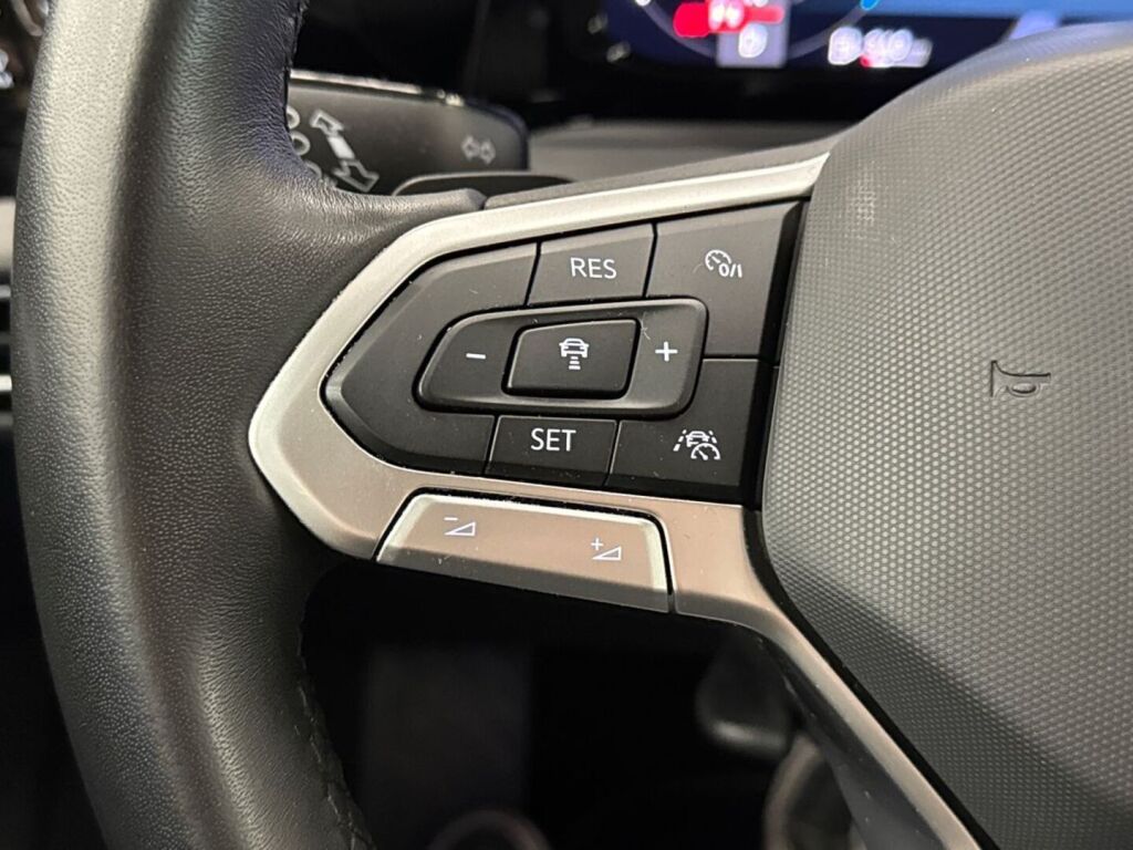 Volkswagen Golf 2024 Musta