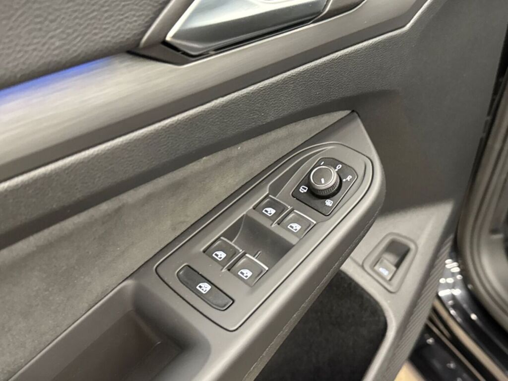 Volkswagen Golf 2024 Musta