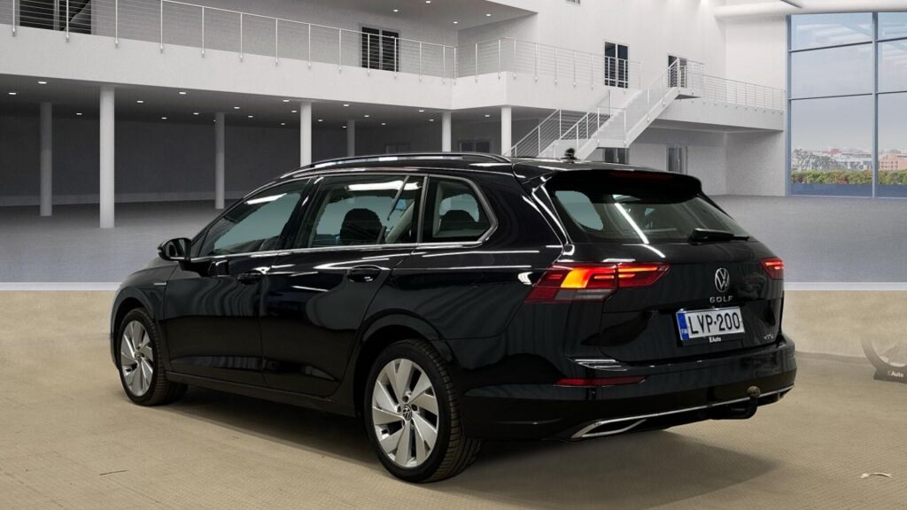 Volkswagen Golf 2024 Musta