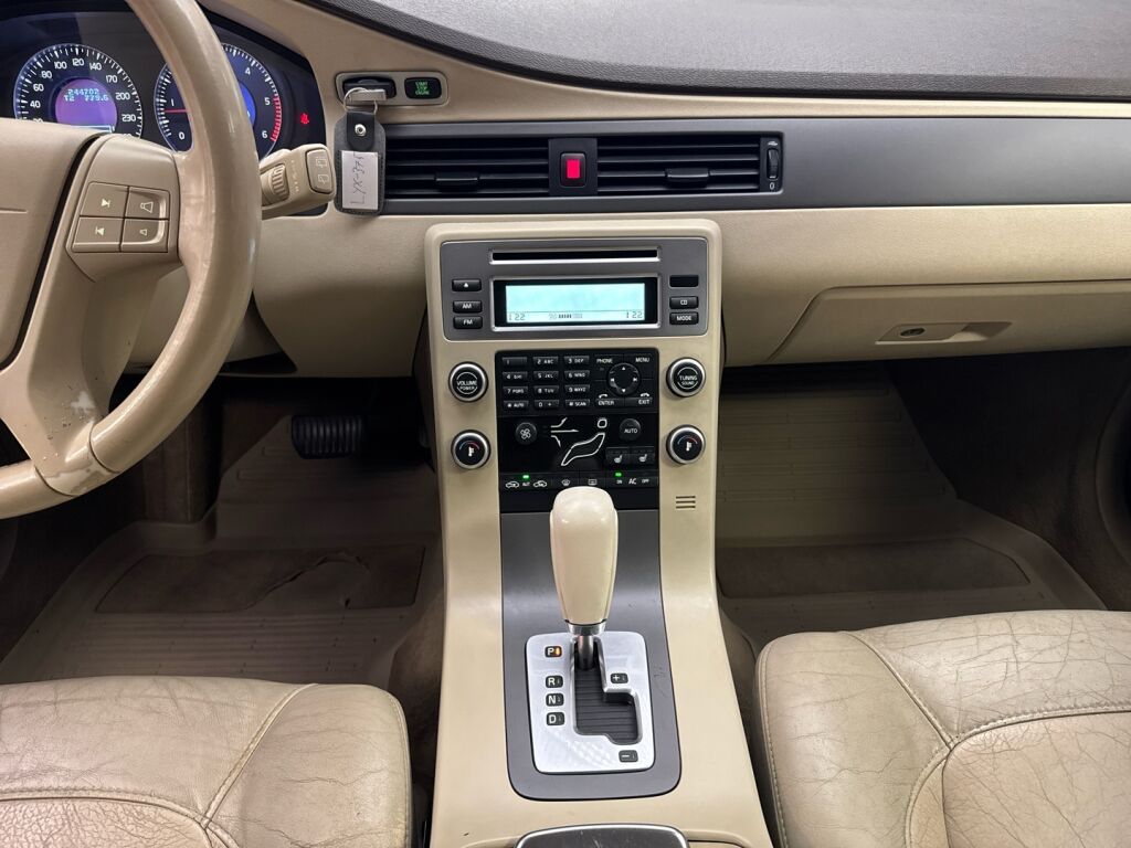 Volvo V70 2009 Punainen