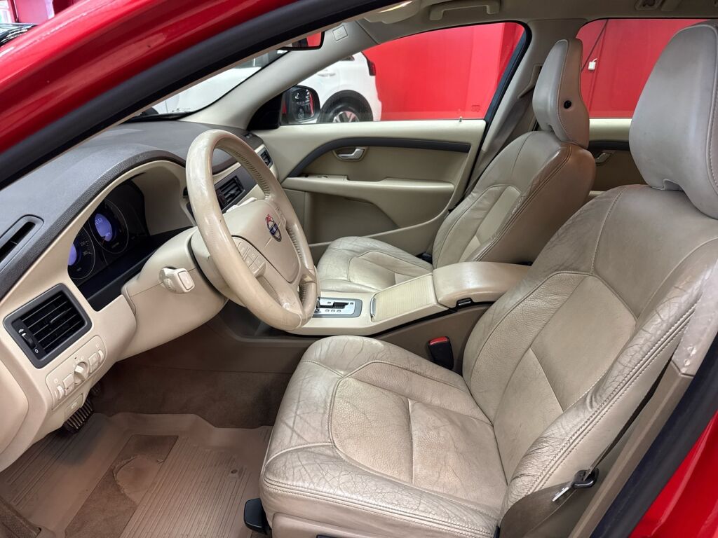Volvo V70 2009 Punainen