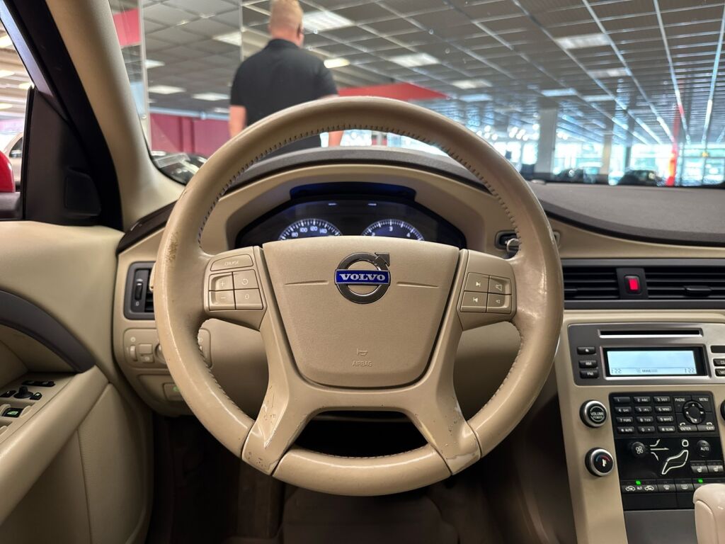 Volvo V70 2009 Punainen