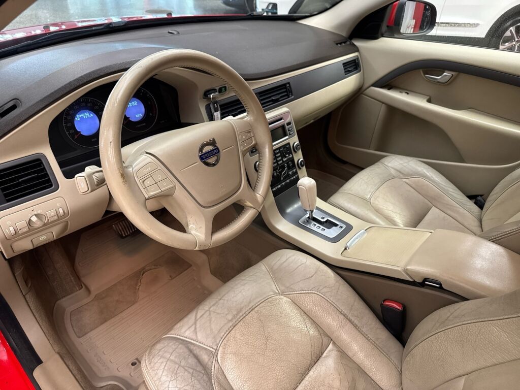 Volvo V70 2009 Punainen