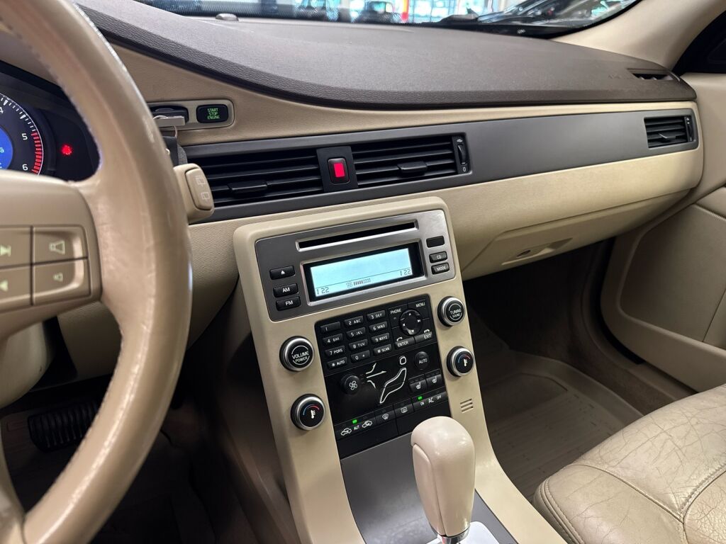 Volvo V70 2009 Punainen