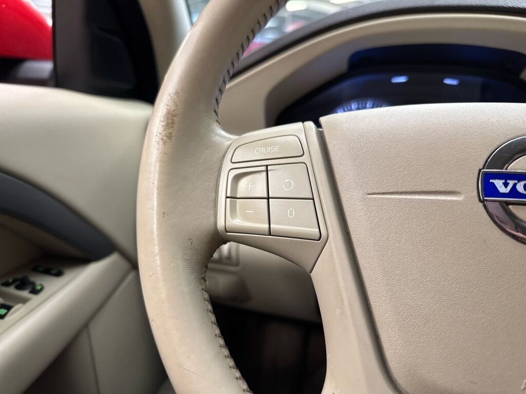 Volvo V70 2009 Punainen