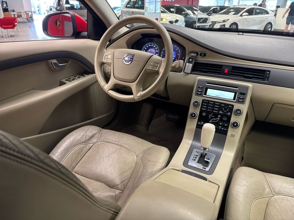 Volvo V70 2009 Punainen