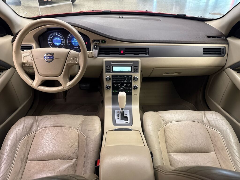 Volvo V70 2009 Punainen