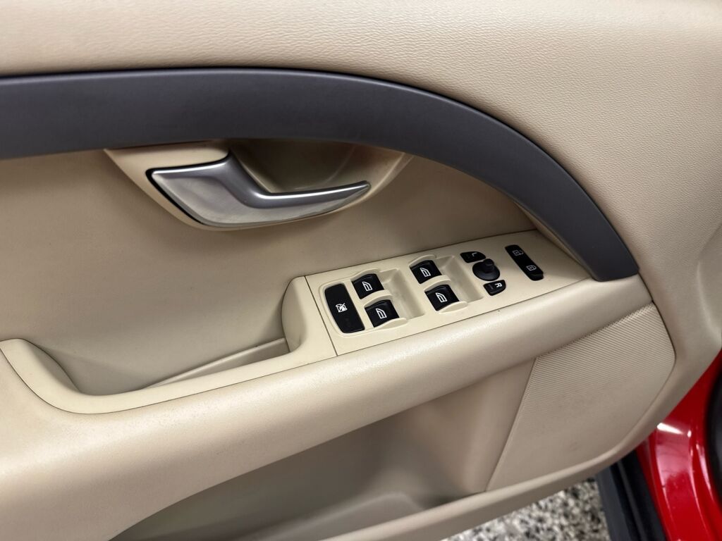 Volvo V70 2009 Punainen