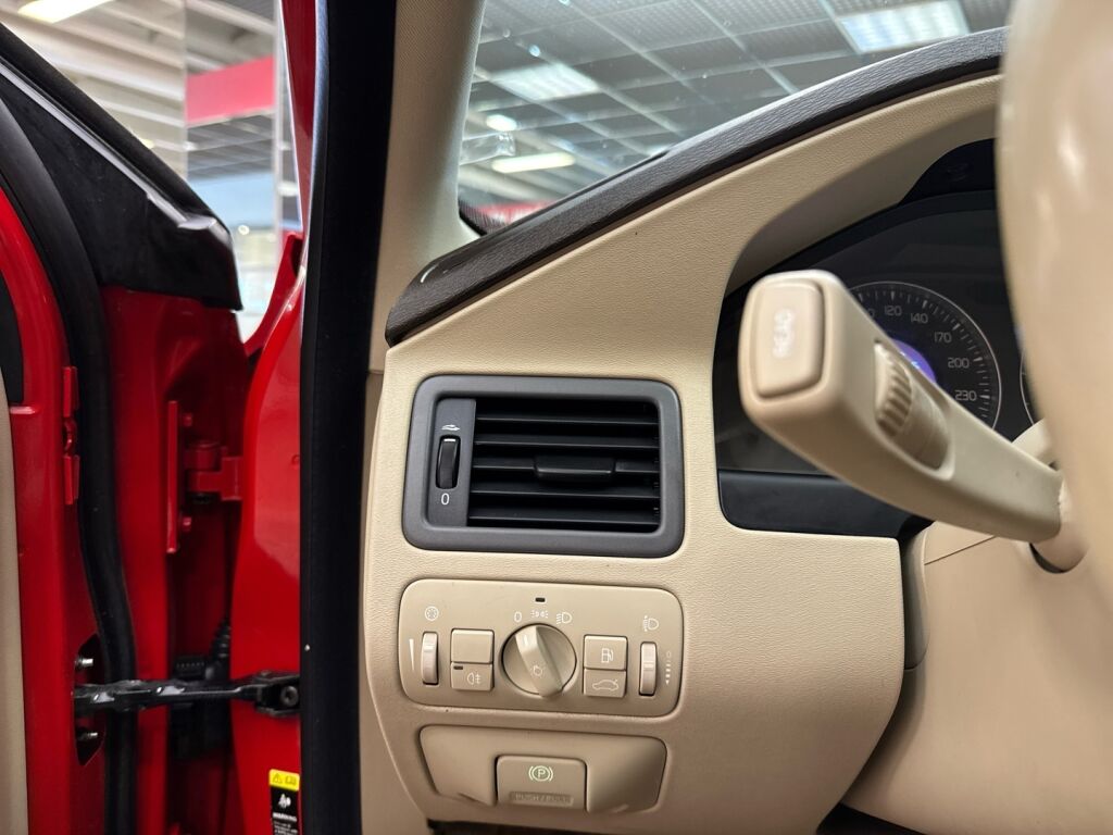 Volvo V70 2009 Punainen