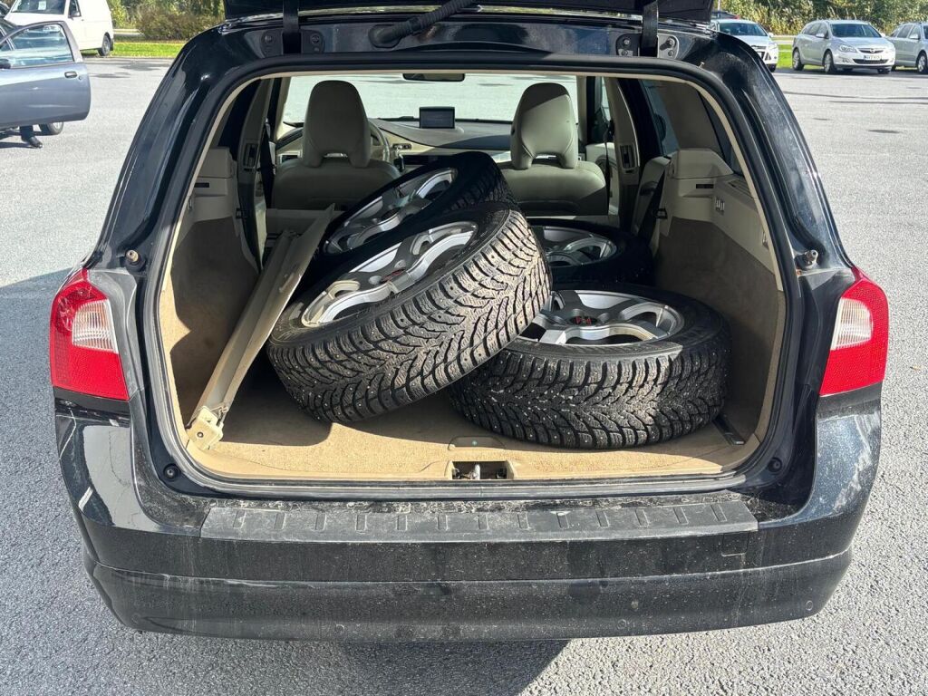 Volvo V70 2010 Musta