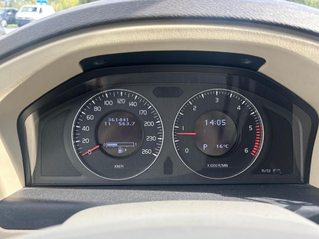 Volvo V70 2010 Musta
