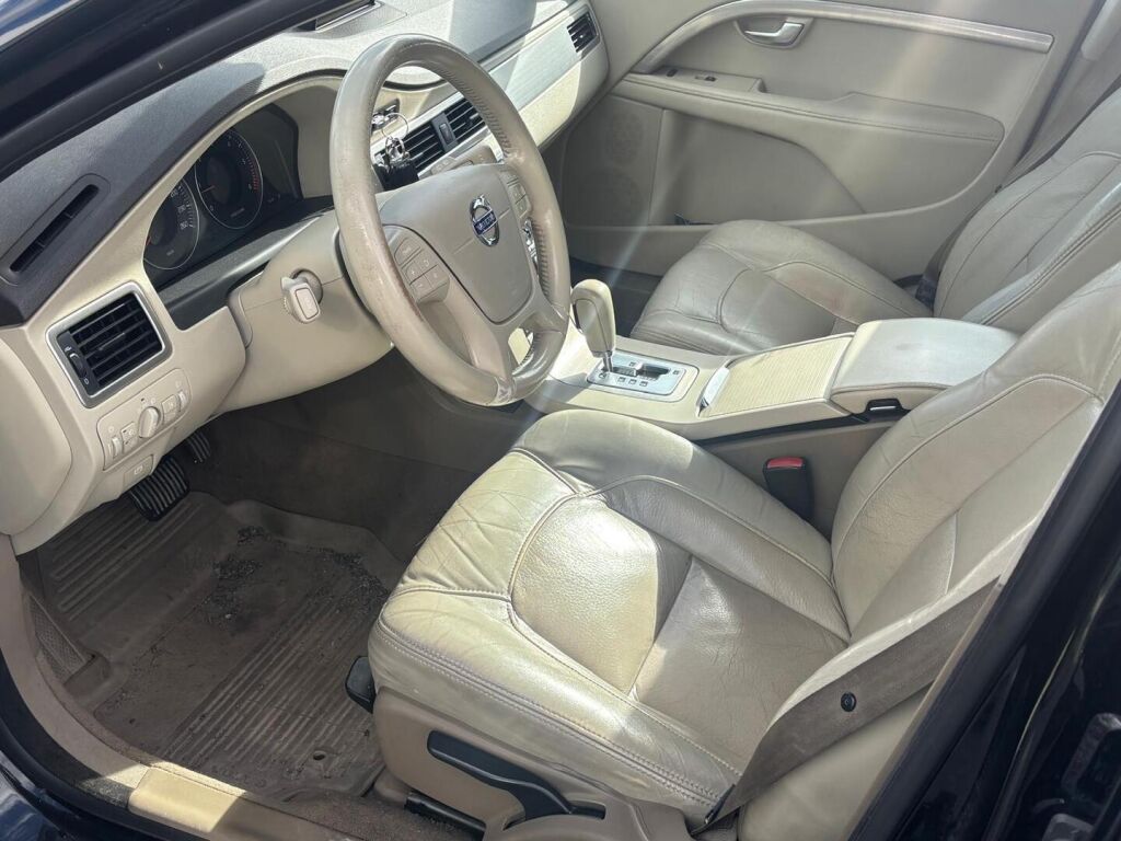 Volvo V70 2010 Musta