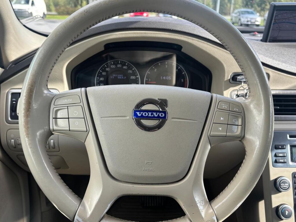 Volvo V70 2010 Musta
