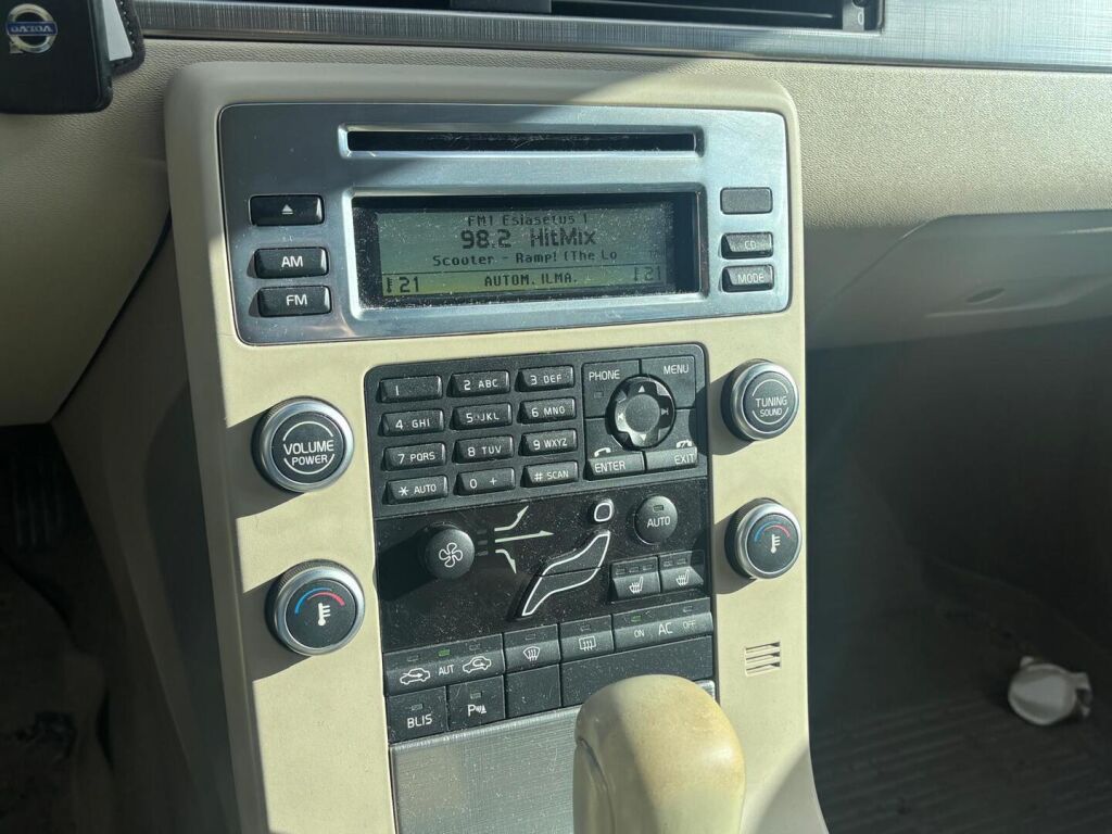 Volvo V70 2010 Musta