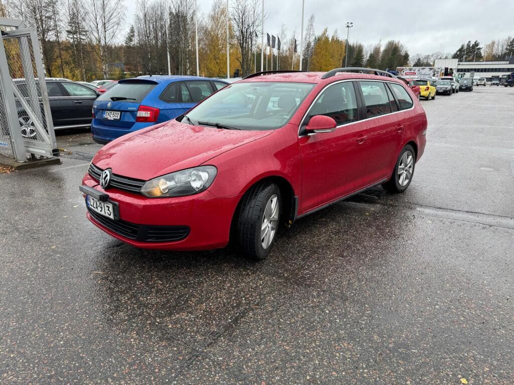 Volkswagen Golf 2010 Punainen