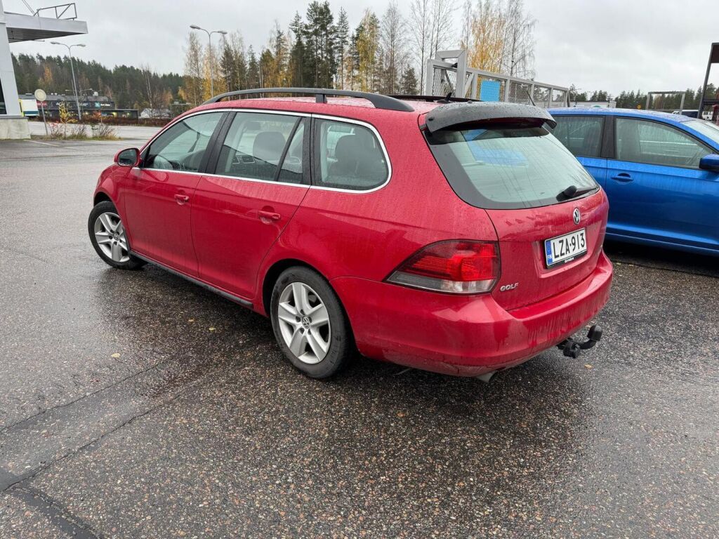 Volkswagen Golf 2010 Punainen