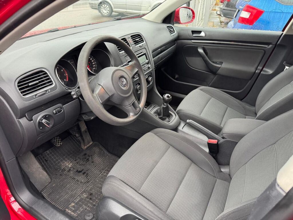 Volkswagen Golf 2010 Punainen