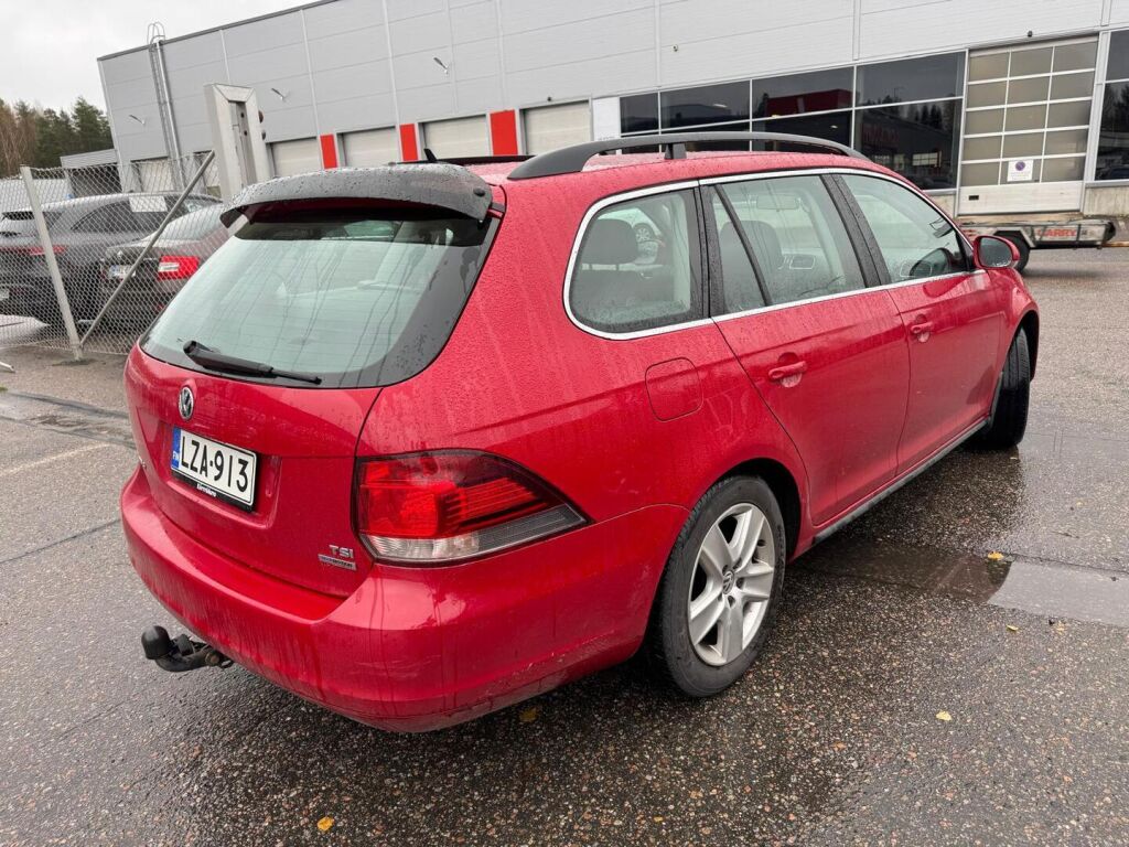 Volkswagen Golf 2010 Punainen