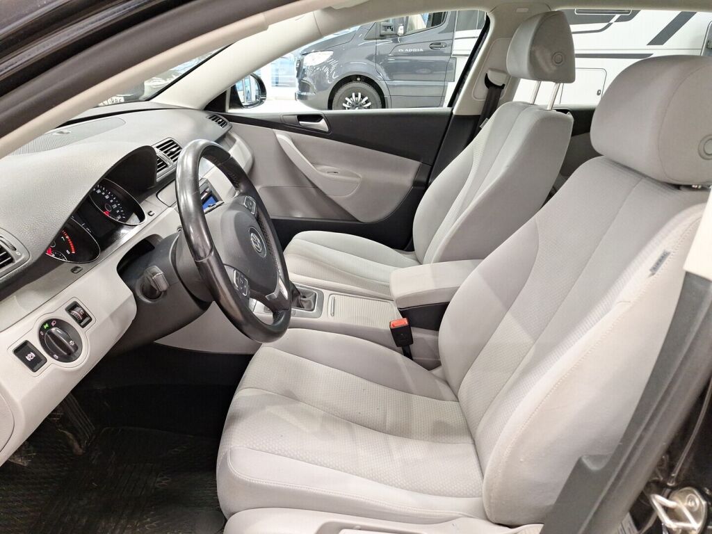 Volkswagen Passat 2010 Musta