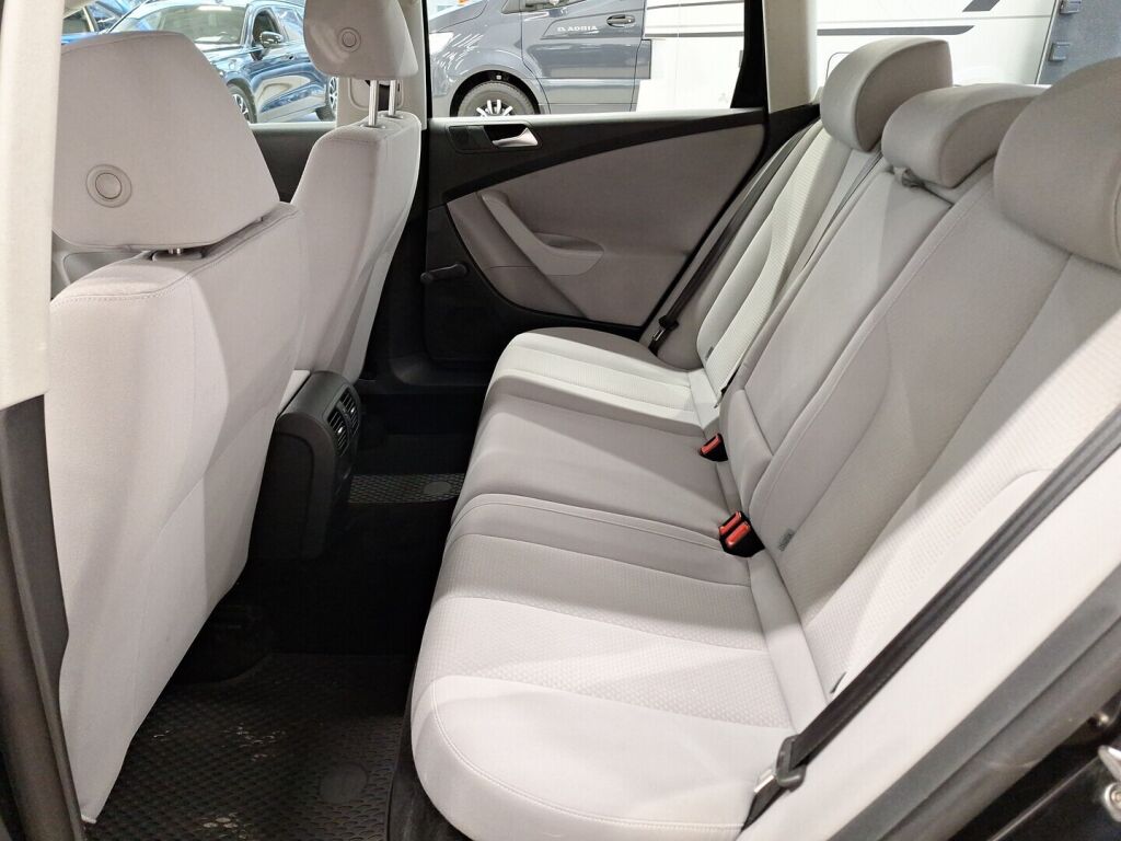 Volkswagen Passat 2010 Musta