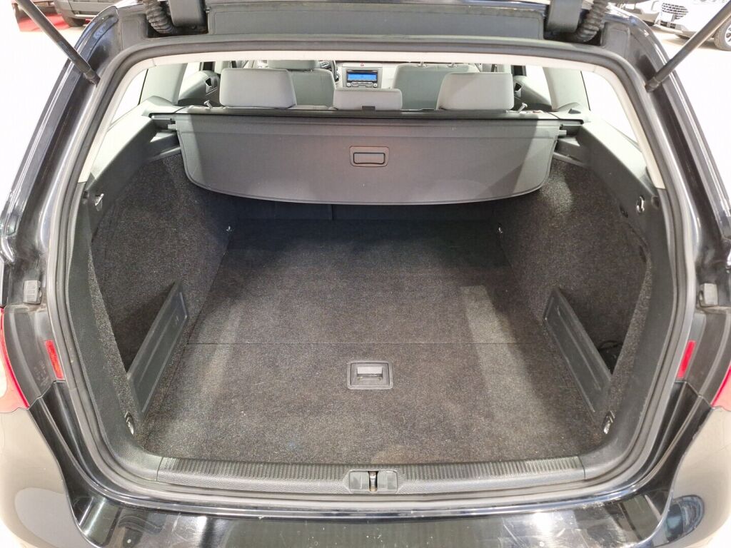 Volkswagen Passat 2010 Musta